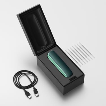 Cutia deschisă Ploom AURA arată dispozitivul, cablul de încărcare și bețișoarele de curățare.
