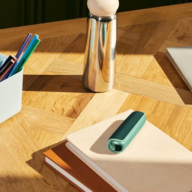 Dispozitivul elegant Ploom AURA Teal ElectriC Pop este un companion discret