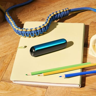 capac frontal Ploom AURA Ocean Blue atașat la dispozitiv pe birou.
