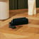 Accesoriul Ploom Aura Etui Jet Black pe o masă