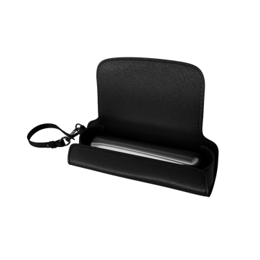 Vedere laterală etui Jet Black cu dispozitivul Ploom AURA și țigări (neincluse)